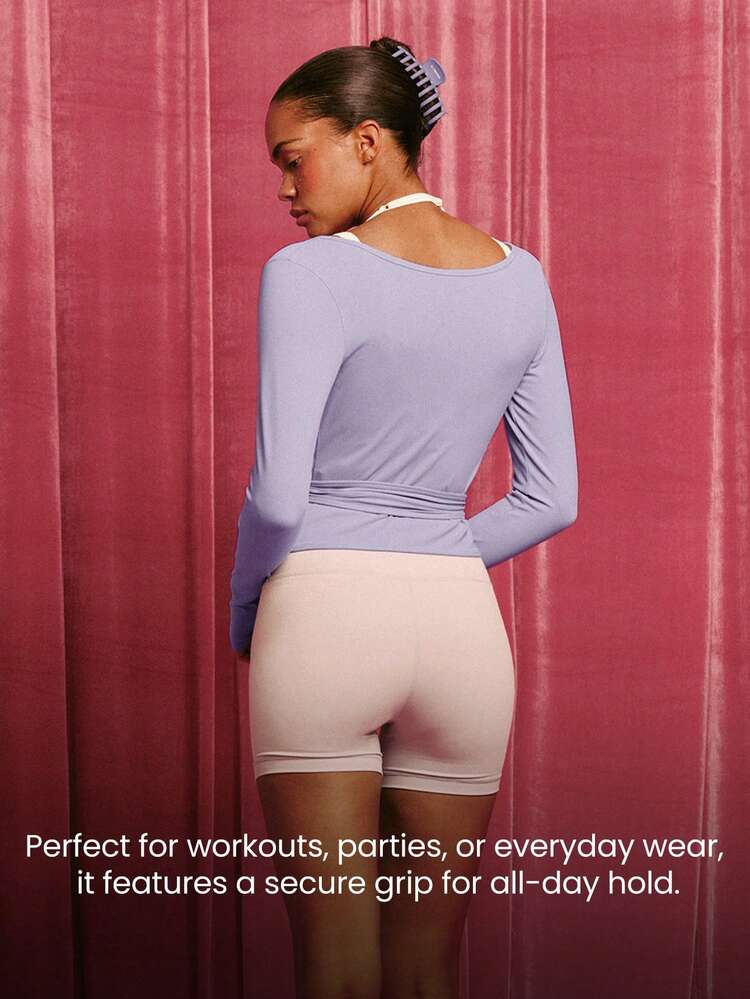 Pince à cheveux grande taille avec impression lumineuse en forme de cœur pour la Saint-Valentin. Prise sécurisée et tenue toute la journée. Idéale pour la gym, le studio, les sorties, les occasions décontractées et quotidiennes.