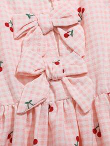 SHEIN Playful Pals 女婴格子樱桃印花连衣裙，夏季彩色条纹连衣裙，柔和的扎染色调，甜美气息，经典条纹图案简约时尚，背部蝴蝶结装饰俏皮吸睛，宽松舒适，适合户外散步、居家休闲、亲子出游、派对和其他欢乐场合。 - 粉色 - 查看 6