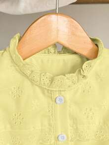 SHEIN Elladie kids 女童黄色蕾丝边泡泡袖衬衫，刺绣花卉图案，荷叶边领口，纽扣前襟，甜美夏季上衣，适合上学、玩耍和休闲穿着；优雅女童黄色刺绣衬衫，泡泡袖荷叶边领口，复古蕾丝边饰，儿童可爱纽扣衬衫，适合生日派对、拍照和日常穿着；可爱女童黄色泡泡袖衬衫，荷叶边领口刺绣衬衫，蕾丝袖口，甜美短袖上衣，适合上学、玩耍和家庭出游。夏季 - 黃色 - 查看 5