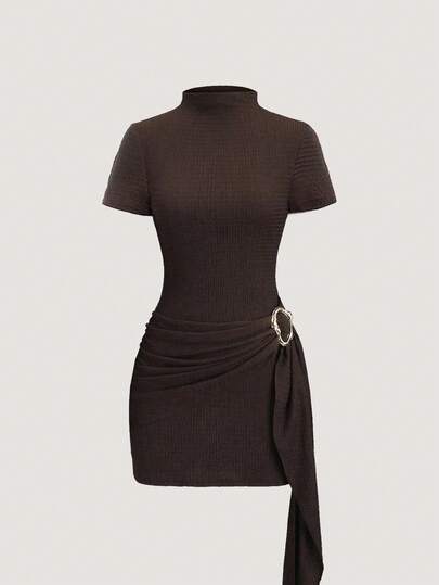 Olithes 女士优雅棕色纹理面料立领金属扣腰带不对称下摆修身迷你连衣裙