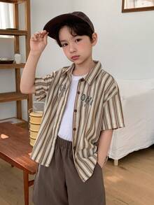 Dazy Kids Chemise à manches courtes à rayures et imprimé lettres à simple boutonnage et short de poche de couleur unie, tenue décontractée d'été pour garçon préadolescent - Tabac - Voir 6