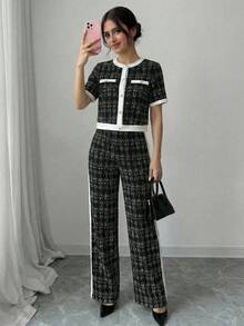Bộ đồ 2 mảnh thanh lịch dành cho thiếu nữ: Áo thun ngắn tay và quần ống rộng màu trắng in họa tiết, viền tương phản, trang trí khóa kim loại. - Đen và trắng - Xem 5