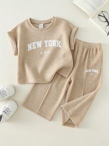 SHEIN Bộ 2 món cho bé trai và bé gái, áo thun in chữ màu kaki, quần ống loe, thích hợp mặc mùa hè. - Nhiều màu - Xem 1