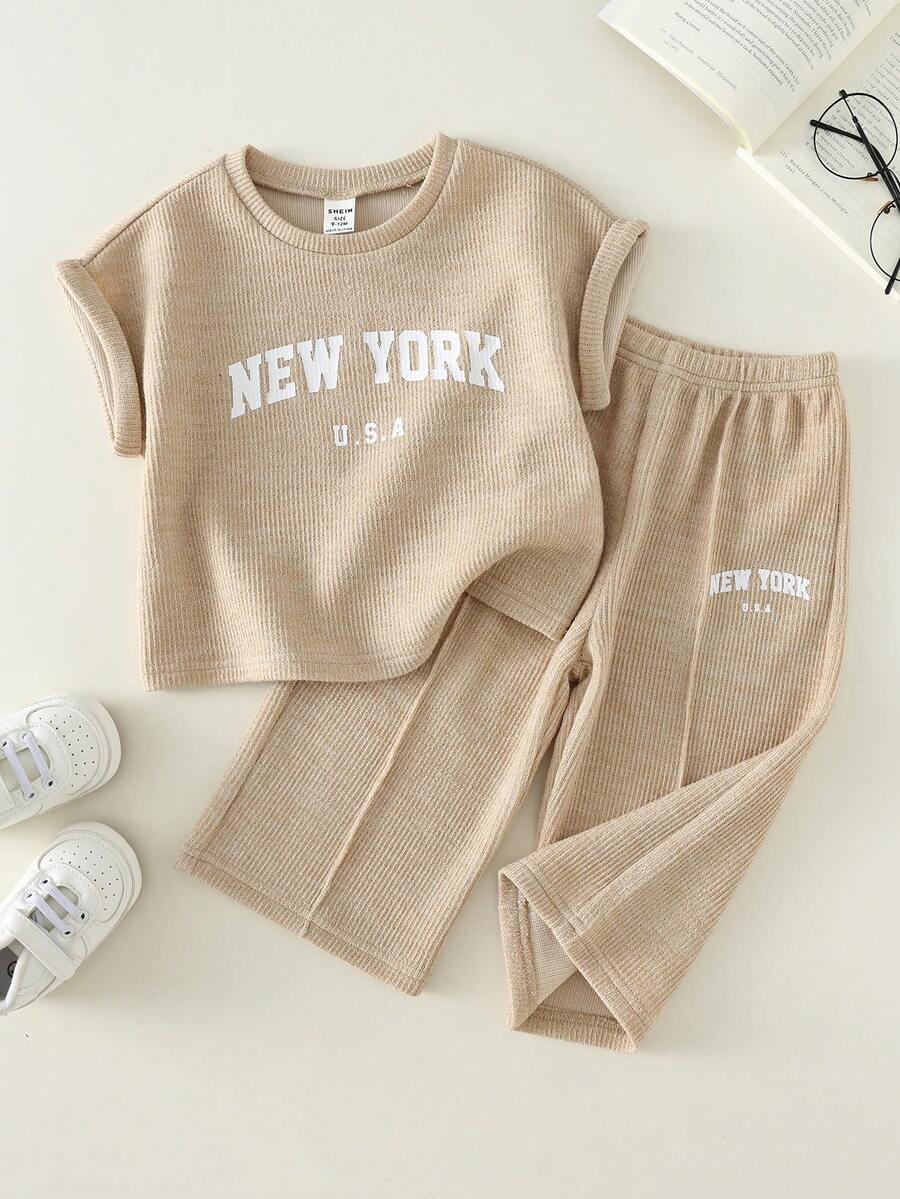 SHEIN Bộ 2 món cho bé trai và bé gái, áo thun in chữ màu kaki, quần ống loe, thích hợp mặc mùa hè. - Nhiều màu - Xem 1