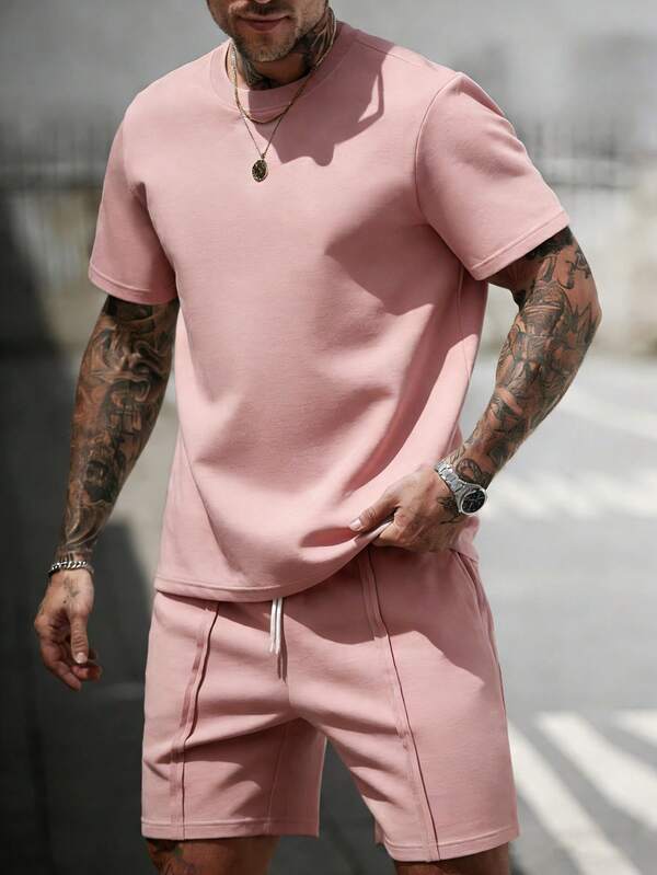 Manfinity RSRT Set de 2 piezas de camiseta de manga corta de cuello redondo y pantalón corto con cordón y cintura elástica, de tela de sudadera, cómodo, para vacaciones, fiestas, salidas, deportes, oficina sencilla, estilo clásico de primavera/verano. Conjunto de manga corta y pantalón corto talla grande vendido, adecuado para uso personal o regalo a amigos.