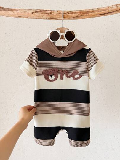 SHEIN Bộ áo liền quần mùa hè dễ thương cho bé trai, họa tiết hoạt hình, sọc kẻ, có mũ trùm đầu, áo liền quần đáng yêu, áo liền quần sọc hình gấu.