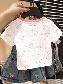 SHEIN 女婴复古可爱粉色蝴蝶结爱心印花图案，法式牛角面包蝴蝶结丝带印花图案，迷你爱心，清凉舒适，休闲短袖上衣，可爱夏日，夏季单品，夏季外出单品，韩版风格，返校季，轻松舒适，时尚百搭，春夏休闲装，印花上衣，夏季新款，春夏时尚 - 彩色 - 查看 2