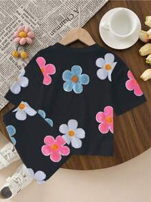 SHEIN 一套女婴休闲舒适时尚可爱仿毛皮花朵图案短袖T恤和短裤套装，适合春夏外出和度假。 - 彩色 - 查看 2