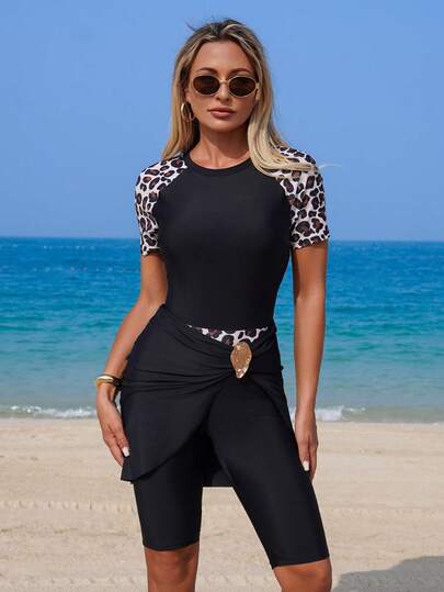 Swim Mulvari Conjunto de 2 piezas de ropa de playa con top de manga corta con cremallera y estampado de leopardo, y falda con decoración metálica en la cintura, ideal para vacaciones