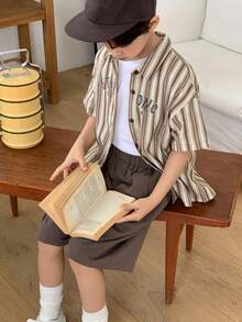 Dazy Kids Chemise à manches courtes à rayures et imprimé lettres à simple boutonnage et short de poche de couleur unie, tenue décontractée d'été pour garçon préadolescent - Tabac - Voir 7