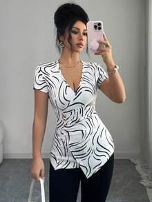 SHEIN Tall Blusa ajustada con cuello en V, manga corta, estampado casual, bajo asimétrico, fruncido y decoración de botón metálico - Blanco y Negro - Ver 1