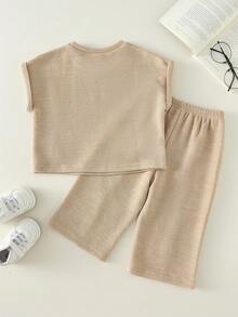 SHEIN Bộ 2 món cho bé trai và bé gái, áo thun in chữ màu kaki, quần ống loe, thích hợp mặc mùa hè. - Nhiều màu - Xem 2