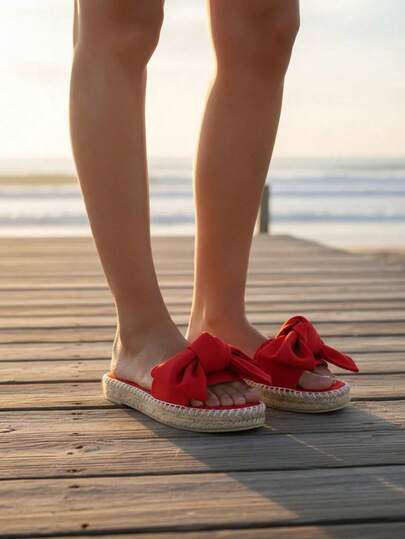 La Caprichosa Sandalias de dama tipo slide con moño grande y plataforma baja, sandalias planas para mujer con suela tipo yute y diseño casual, calzado femenino tipo slip on con detalle de moño frontal, sandalias cómodas para dama ideales para uso diario y descanso, calzado para mujer con plataforma ligera y estilo relajado, sandalias femeninas con diseño moderno para casa y salidas casuales, sandalias de dama con estructura ligera y fácil de calzar