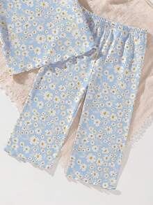 女婴夏季系列两件套睡衣套装，蓝色雏菊碎花和白色春日花朵印花，荷叶边袖上衣和裤子。 - 藍色 - 查看 4