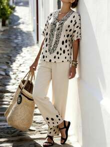SHEIN Holidaya Conjunto informal de 2 piezas con blusa holgada de manga de murciélago con estampado floral abstracto de lunares negros sobre base beige y pantalones anchos a juego con decoración de lunares, para un estilo bohemio y chic para mujeres en vacaciones, como en Grecia, en la o en el yate, para trabajar desde casa o en la oficina, con jeans blancos o atuendos de primavera y verano. - Multicolor - Ver 6
