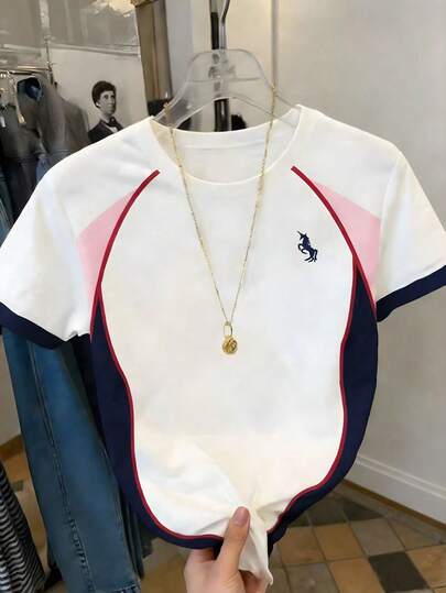 1 pieza Camiseta de manga corta y cuello redondo informal para niña preadolescente, combinada con gráfico de caballero en bloques de color, estilo de campus con bloques de color, adecuada para volver al colegio, atuendo de fútbol, para todas las estaciones