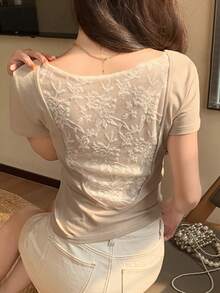 DAZY 女士夏季圆领短袖修身休闲T恤，后背蕾丝拼接设计 - 卡其色 - 查看 2