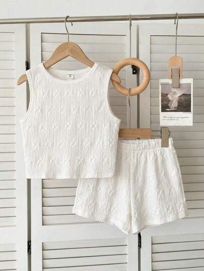 SHEIN 少女夏季简约提花套装，包括：无袖纹理背心、四叶草提花圆领上衣和配套短裤，面料柔软，适合夏季穿着；精致的提花设计，休闲外出和居家穿着皆宜；舒适易搭配，打造清新甜美的少女造型。