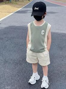 SHEIN 2件套男童字母印花撞色针织柔软圆领宽松套头衫和松紧腰短裤套装 - 杏色 - 查看 2