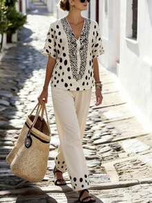 SHEIN Holidaya Conjunto informal de 2 piezas con blusa holgada de manga de murciélago con estampado floral abstracto de lunares negros sobre base beige y pantalones anchos a juego con decoración de lunares, para un estilo bohemio y chic para mujeres en vacaciones, como en Grecia, en la o en el yate, para trabajar desde casa o en la oficina, con jeans blancos o atuendos de primavera y verano. - Multicolor - Ver 2