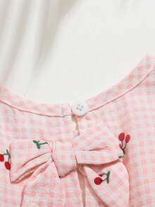 SHEIN Playful Pals 女婴格子樱桃印花连衣裙，夏季彩色条纹连衣裙，柔和的扎染色调，甜美气息，经典条纹图案简约时尚，背部蝴蝶结装饰俏皮吸睛，宽松舒适，适合户外散步、居家休闲、亲子出游、派对和其他欢乐场合。 - 粉色 - 查看 7