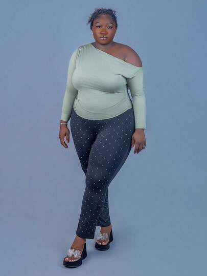 CurvyTilda 加大码女式纯色不对称领口褶皱衬衫，适合通勤