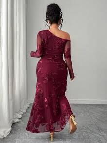 SHEIN Tall CURVE 大码女式蕾丝网纱贴花长袖优雅美人鱼款单肩正式晚礼服，大码女式单肩长袖花卉蕾丝收腰修身派对网纱长裙，这款优雅的设计和及地裙摆非常适合正式晚宴、盛大晚会、毕业典礼和其他特殊场合。 - 酒紅色 - 查看 2