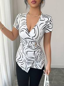 SHEIN Tall Blusa ajustada con cuello en V, manga corta, estampado casual, bajo asimétrico, fruncido y decoración de botón metálico - Blanco y Negro - Ver 3
