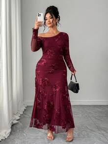 SHEIN Tall CURVE 大码女式蕾丝网纱贴花长袖优雅美人鱼款单肩正式晚礼服，大码女式单肩长袖花卉蕾丝收腰修身派对网纱长裙，这款优雅的设计和及地裙摆非常适合正式晚宴、盛大晚会、毕业典礼和其他特殊场合。 - 酒紅色 - 查看 6