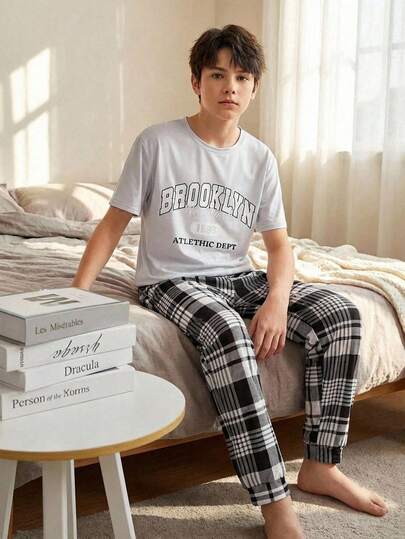 Set de 2 piezas: Parte superior de manga corta con estampado de texto gris casual para adolescentes y pantalones a cuadros blanco y negro, cuello redondo, conjunto cómodo para verano y primavera