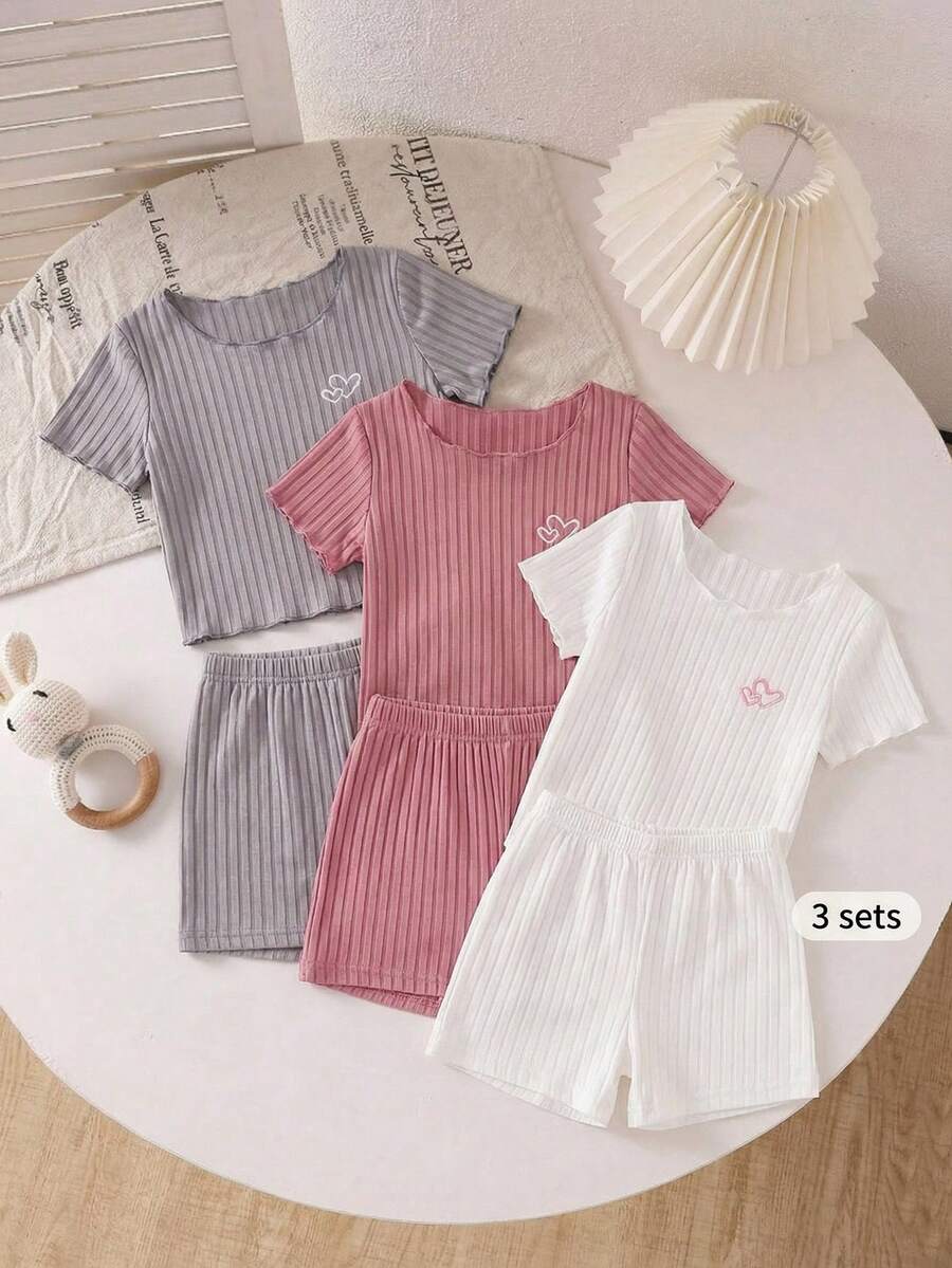 SHEIN Playful Pals Bộ 3 món quần áo bé gái kiểu dáng dễ thương, in hình trái tim, chất liệu dệt kim gân, tay ngắn, dáng suông, mềm mại, dày dặn, gồm áo, áo thun, quần short và quần dài, thích hợp mặc mùa hè, bộ đồ thường ngày hai mảnh, mặc hàng ngày, mùa xuân hè. - Nhiều màu - Xem 1