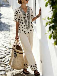 SHEIN Holidaya Conjunto informal de 2 piezas con blusa holgada de manga de murciélago con estampado floral abstracto de lunares negros sobre base beige y pantalones anchos a juego con decoración de lunares, para un estilo bohemio y chic para mujeres en vacaciones, como en Grecia, en la o en el yate, para trabajar desde casa o en la oficina, con jeans blancos o atuendos de primavera y verano. - Multicolor - Ver 7