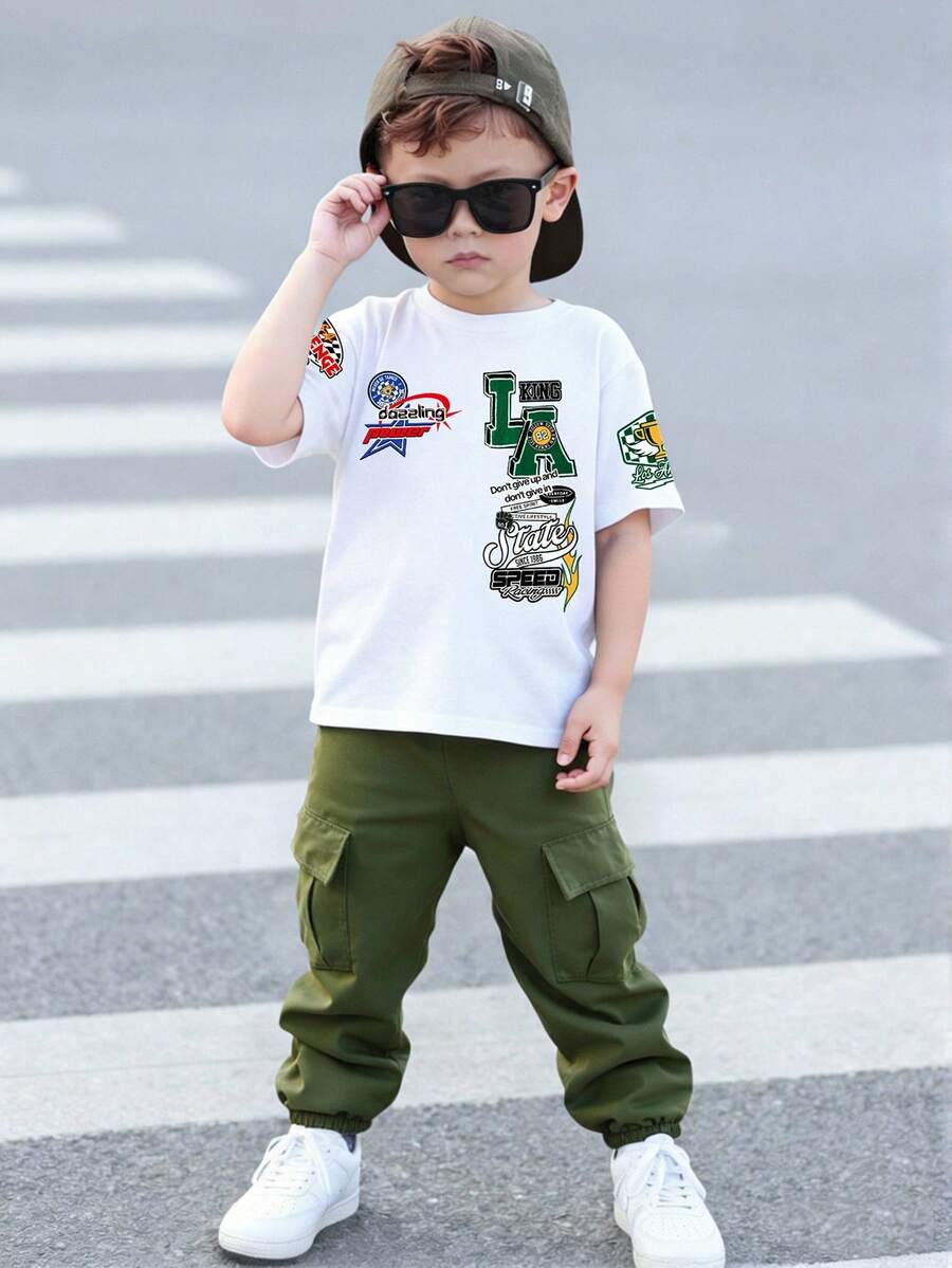 两件套男童图案标语数字印花圆领短袖T恤和工装裤套装，适合节日、派对、春夏穿着，休闲舒适，是夏季穿着的理想之选，时尚街头风，适合户外野餐、街头摄影、校园、节日庆典，也是馈赠佳品。 - 軍綠色 - 查看 1