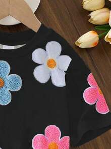 SHEIN 一套女婴休闲舒适时尚可爱仿毛皮花朵图案短袖T恤和短裤套装，适合春夏外出和度假。 - 彩色 - 查看 4