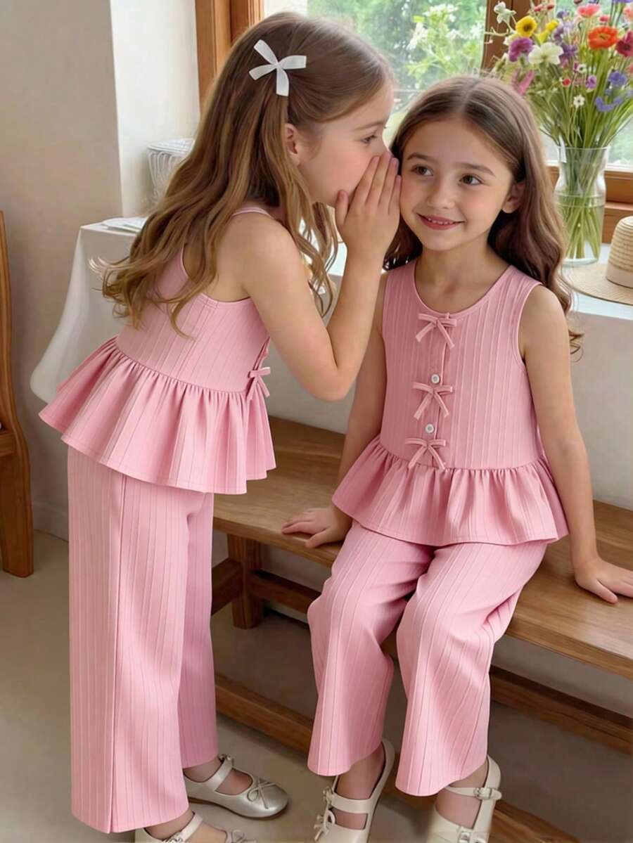 SHEIN Vintaside Kids 2件套女童纯色单排扣蝴蝶结装饰荷叶边吊带背心和纯色裤子，简约夏季通勤套装，女童夏季两件套，女童可爱复古喇叭裤套装，儿童小女孩夏季睡衣套装，小女孩套装，女童粉色两件套，粉色两件套，儿童女童罗纹套装，年轻女孩吊带背心和阔腿裤套装，夏季服装。优雅派对礼服。柔软连衣裙。 - 粉色 - 查看 1