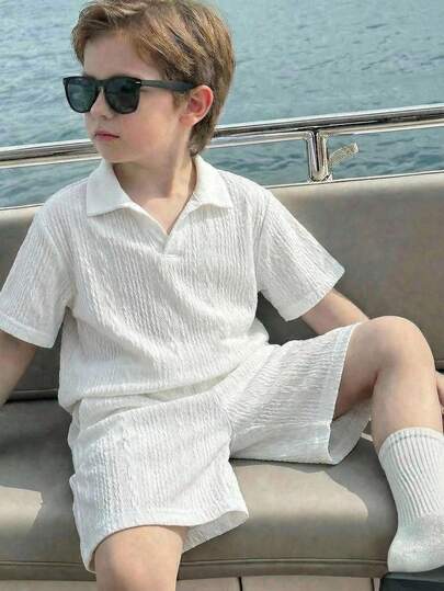 SHEIN Conjunto de 2 piezas de camisa tipo polo a rayas con cuello y pantalones cortos caqui, estilo casual deportivo para niños pequeños, adecuado para ropa de niño, fiestas de cumpleaños, fiestas de noche, actuaciones, bodas, bautizos, ceremonias de apertura, uso diario, escuela, viajes, deportes, y temporadas de primavera y verano