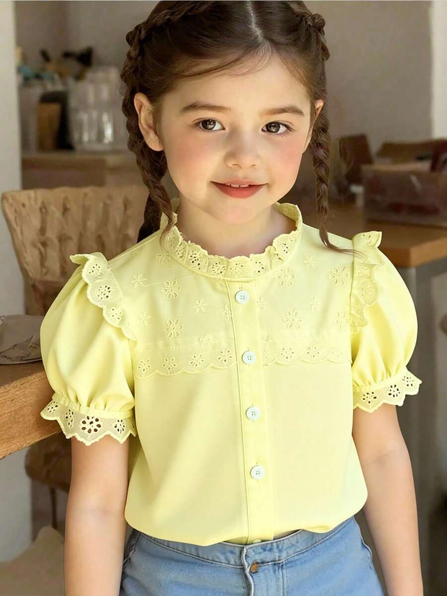 SHEIN Elladie kids 女童黄色蕾丝边泡泡袖衬衫,刺绣花卉图案,荷叶边领口,纽扣前襟,甜美夏季上衣,适合上学、玩耍和休闲穿着;优雅女童黄色刺绣衬衫,泡泡袖荷叶边领口,复古蕾丝边饰,儿童可爱纽扣衬衫,适合生日派对、拍照和日常穿着;可爱女童黄色泡泡袖衬衫,荷叶边领口刺绣衬衫,蕾丝袖口,甜美短袖上衣,适合上学、玩耍和家庭出游。夏季 - 黃色 - 查看 1