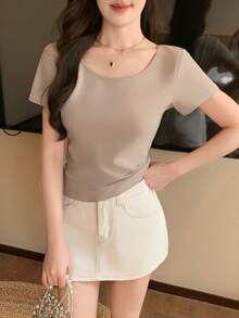 DAZY 女士夏季圆领短袖修身休闲T恤，后背蕾丝拼接设计 - 卡其色 - 查看 6