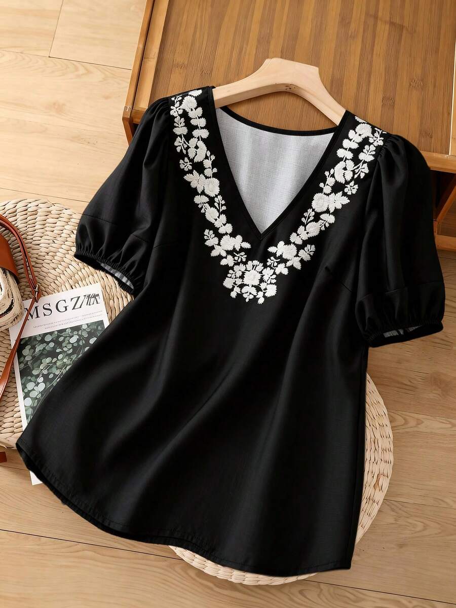 SHEIN LUNE Plus Size Women's Black And White V-Neck Placement Print Short Sleeve Top,Elegant Boho Puff Sleeve Blouse,Summer Holiday Vacation Casual Fashion - Black - View 1