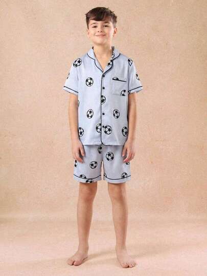 Conjunto de camisa y pantalones cortos casuales para niños preadolescentes del Mundial de Fútbol, con estampado de fútbol de dibujos animados, cómodo, de moda, versátil, de tela suave, adecuado para uso diario, caminar y estar en casa