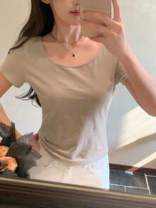 DAZY 女士夏季圆领短袖修身休闲T恤，后背蕾丝拼接设计 - 卡其色 - 查看 5