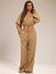 SHEIN BAE Bộ đồ thời trang gợi cảm dành cho nữ, gồm áo crop top cổ chữ V sâu, tay cánh dơi và quần ống rộng. - Màu Khaki - Xem 1