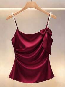 Franclia 2026春夏新款，法式浪漫成熟风缎面面料，打造奢华柔软质感，珍珠肩带和蝴蝶结装饰增添优雅细节，整体设计精致性感。无袖露脐上衣，肩带饰以珍珠，右肩饰有蝴蝶结，简约廓形，细节丰富，女士红色上衣，珍珠点缀上衣 - 紅色 - 查看 1