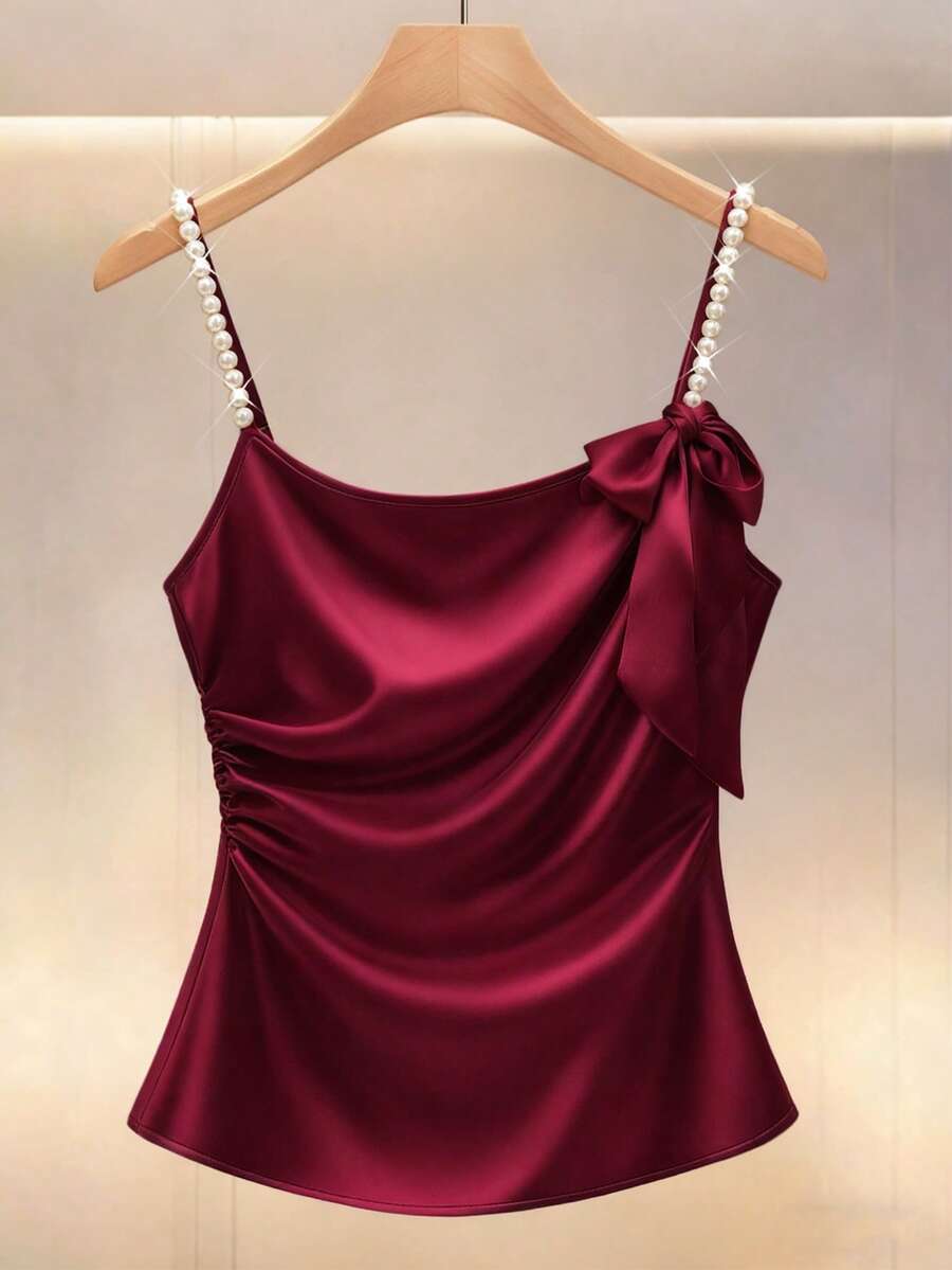 Franclia 2026春夏新款，法式浪漫成熟风缎面面料，打造奢华柔软质感，珍珠肩带和蝴蝶结装饰增添优雅细节，整体设计精致性感。无袖露脐上衣，肩带饰以珍珠，右肩饰有蝴蝶结，简约廓形，细节丰富，女士红色上衣，珍珠点缀上衣 - 紅色 - 查看 1