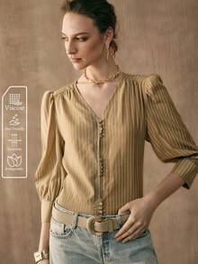 Revavyn Áo sơ mi nữ kẻ sọc dáng ôm, cổ chữ V, tay phồng xếp ly và vai thẳng. Thích hợp mặc hàng ngày và đi làm. Tay áo dài 9/10, áo mùa hè/xuân. - Màu Khaki - Xem 1