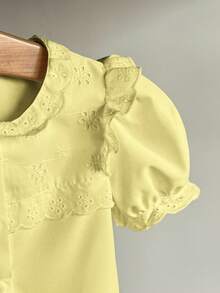 SHEIN Elladie kids 女童黄色蕾丝边泡泡袖衬衫，刺绣花卉图案，荷叶边领口，纽扣前襟，甜美夏季上衣，适合上学、玩耍和休闲穿着；优雅女童黄色刺绣衬衫，泡泡袖荷叶边领口，复古蕾丝边饰，儿童可爱纽扣衬衫，适合生日派对、拍照和日常穿着；可爱女童黄色泡泡袖衬衫，荷叶边领口刺绣衬衫，蕾丝袖口，甜美短袖上衣，适合上学、玩耍和家庭出游。夏季 - 黃色 - 查看 7