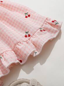 SHEIN Playful Pals 女婴格子樱桃印花连衣裙，夏季彩色条纹连衣裙，柔和的扎染色调，甜美气息，经典条纹图案简约时尚，背部蝴蝶结装饰俏皮吸睛，宽松舒适，适合户外散步、居家休闲、亲子出游、派对和其他欢乐场合。 - 粉色 - 查看 5