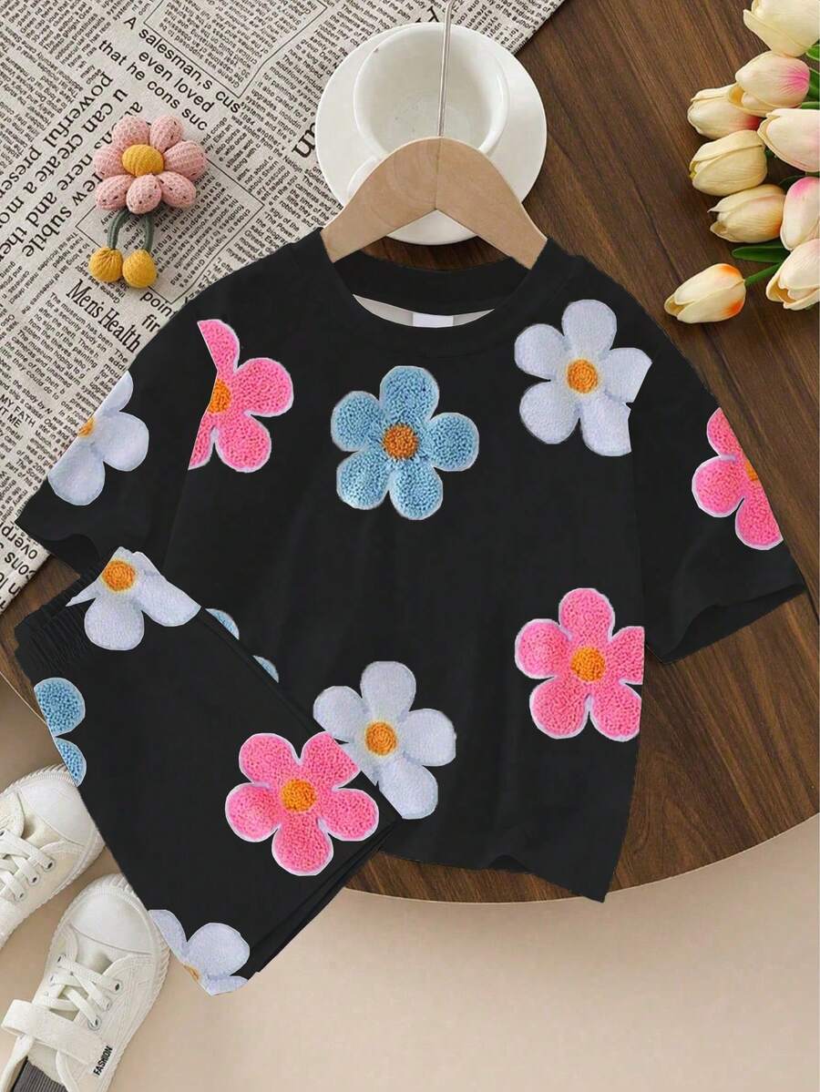 SHEIN 一套女婴休闲舒适时尚可爱仿毛皮花朵图案短袖T恤和短裤套装,适合春夏外出和度假。 - 彩色 - 查看 1