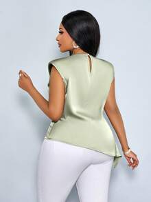 SOLERSUN Áo kiểu dáng cỡ lớn, màu trơn, chất liệu satin, có xếp ly và đệm vai, vạt áo bất đối xứng, xẻ tà có khóa kéo, eo ôm sát và thiết kế không tay. Thích hợp cho mặc thường ngày, đi làm, tụ họp, và mùa tựu trường. - màu xanh lá - Xem 5