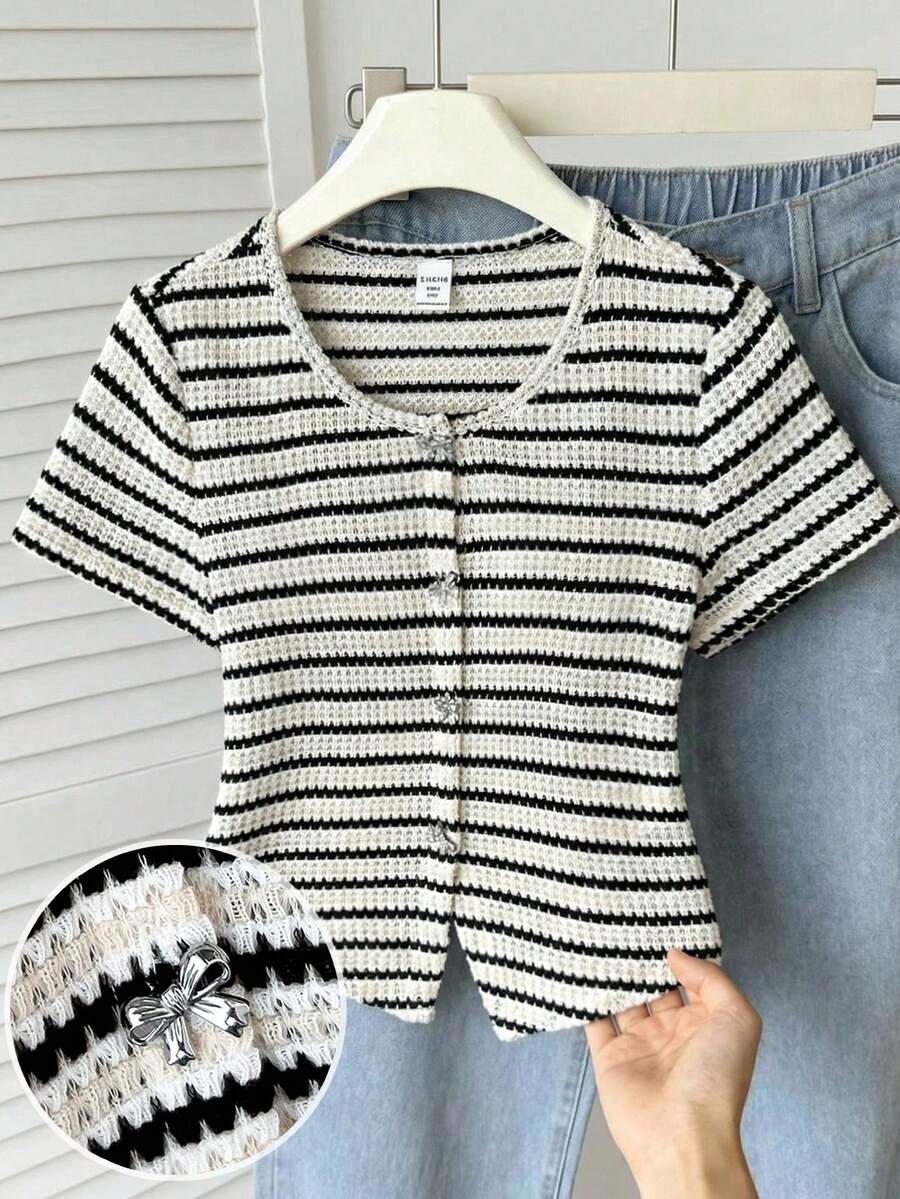 SHEIN Áo croptop dệt kim họa tiết sọc ôm sát dành cho thiếu nữ, xẻ tà phía trước, khóa kim loại và nơ trang trí, trang phục thường ngày thanh lịch cho kỳ nghỉ xuân/hè. - Nhiều màu - Xem 1